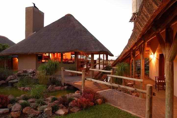Frans Indongo Lodge: Garden in the Evening